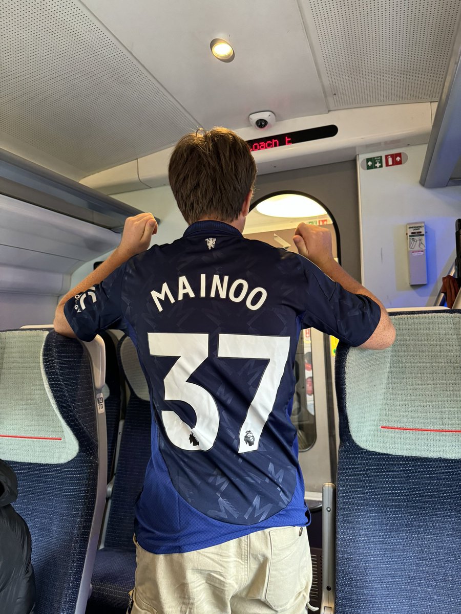 leeavy's tweet photo. En route to Wembley again with a blend of vast experience,youth & precocious talent, to take on our ikkle noisy neighbours in the curtain raiser #MiniDerby
Whatever the score, we already won the Jackpot in May to get here! 💥🙏
#HesARedNotABlueHesMainoo 😎
#MUFC 🇾🇪
#UTFR 💪 https://t.co/HKFwKrTD99
