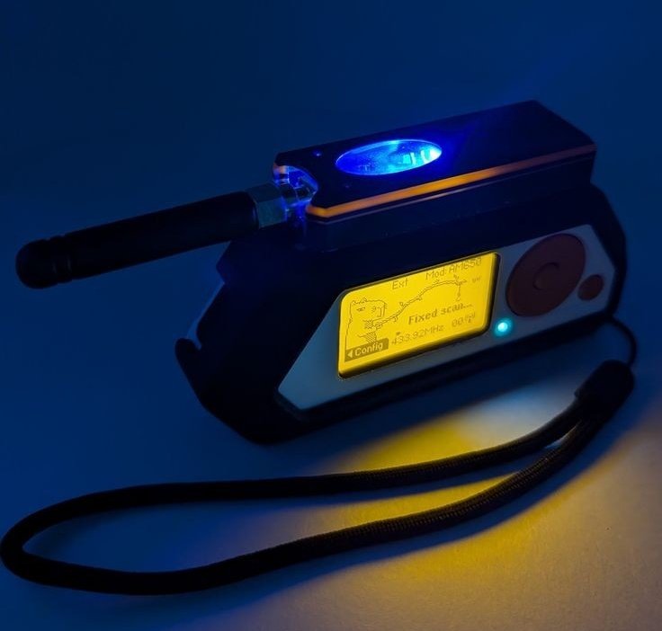 جهاز Flipper Zero أكثر أجهزة الأختراق شهرة واستخدماً من قبل الهاكرز ومحترفين الأمن السيبراني 
إليك شروحات واستخدامات عملية للجهاز 👇👇