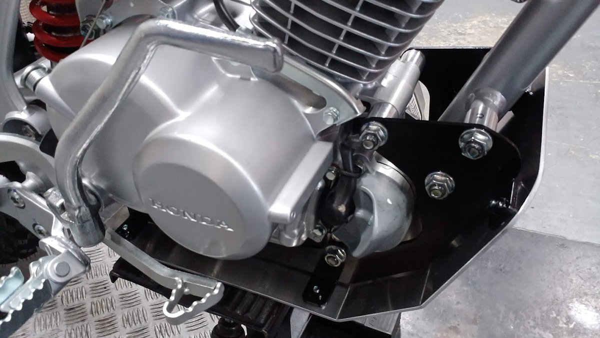 Selection_CEO's tweet photo. スピードテックのフレームブレースキットCRF125F用はエンジンハンガーも兼ねているので大幅な軽量化が可能です。
#CRF125F #セレクションウェブショップ #SPEEDTECH https://t.co/VB0qpHAgq0