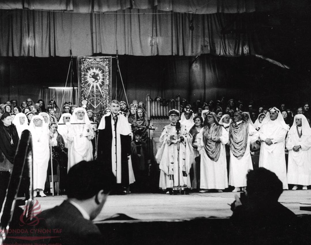 Y tro diwethaf i'r Eisteddfod gael ei chynnal yn y Rhondda oedd 1956, a Mathonwy Hughes yn ennill y gadair yn Aberdâr am 'Gwraig'.

Hyfryd gweld Carwyn Eckley yn fuddugol ym Mhontypridd ddoe - beirdd Dyffryn Nantlle yn amlwg yn hoffi RCT! 

Llongyfarchiadau <a href="/carwynmeckley/">Carwyn Eckley</a>  🤩🪑