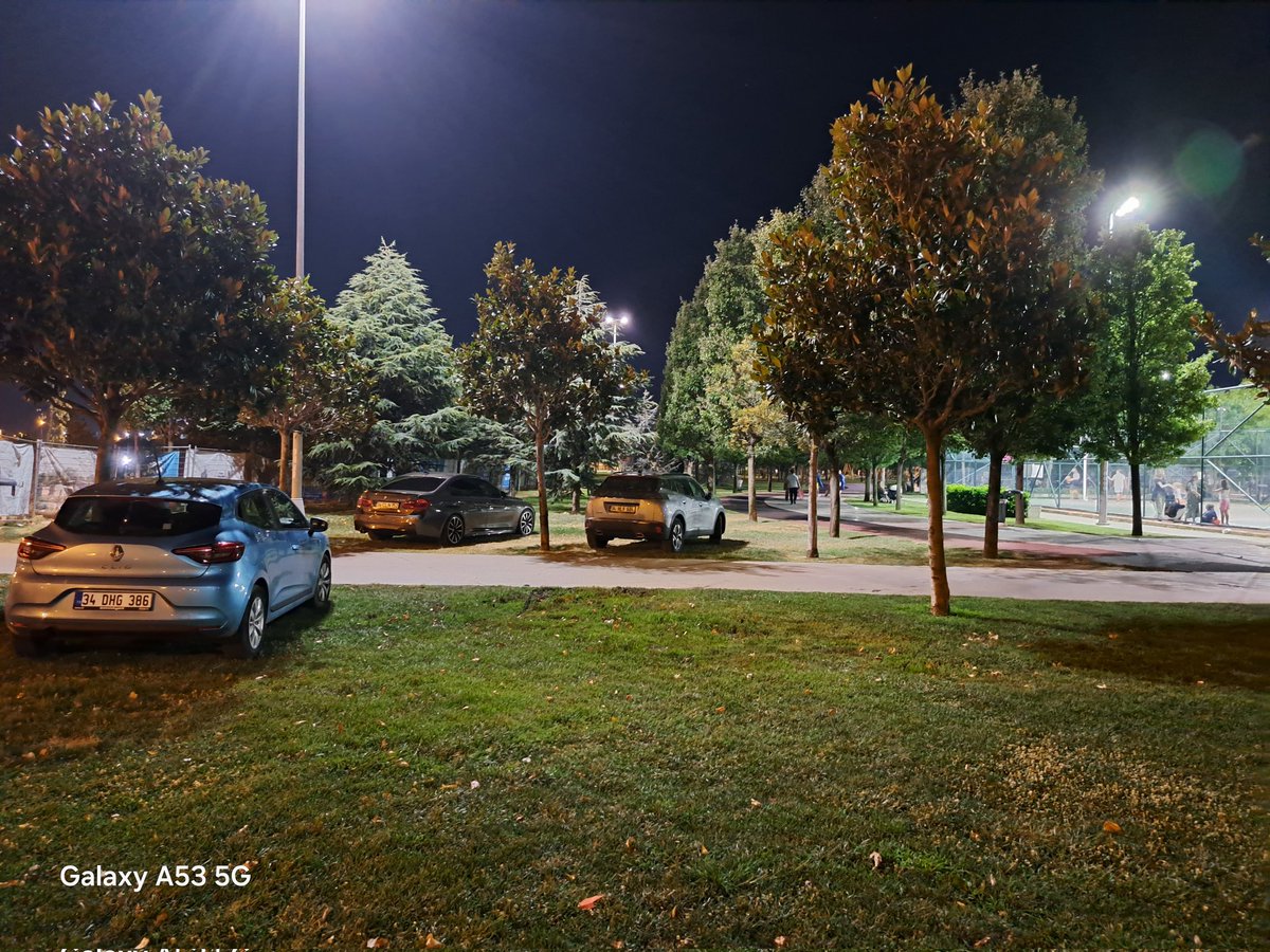 #maltepeparkı yeşil alana giren arabalar, kamusal alan kullanımına ne kadar uzak olduğumuzu gösteren bencilliklerden yalnızca birisi.