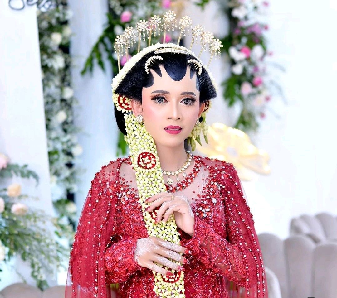 tytarias's tweet photo. Memesona dengan gaun pengantin merah yang menakjubkan! Dijamin akan memikat mata semua orang di hari istimewa Anda.✨❤️ #PengantinElegan #FashionPernikahan #MomenSpesial #TytaRias #MUAJepara https://t.co/Gsgh6AT0XM