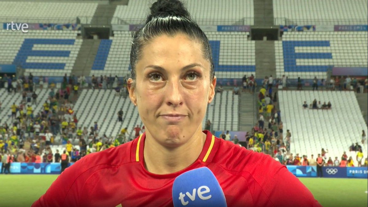 Se llama Jenni Hermoso, es conocida por un pico y juega en la Selección femenina de fútbol. No felicitó a la Selección masculina en su triunfo en la Eurocopa y tampoco lo ha hecho por el oro en Paris. 

Pero sí quiere cobrar como ellos.