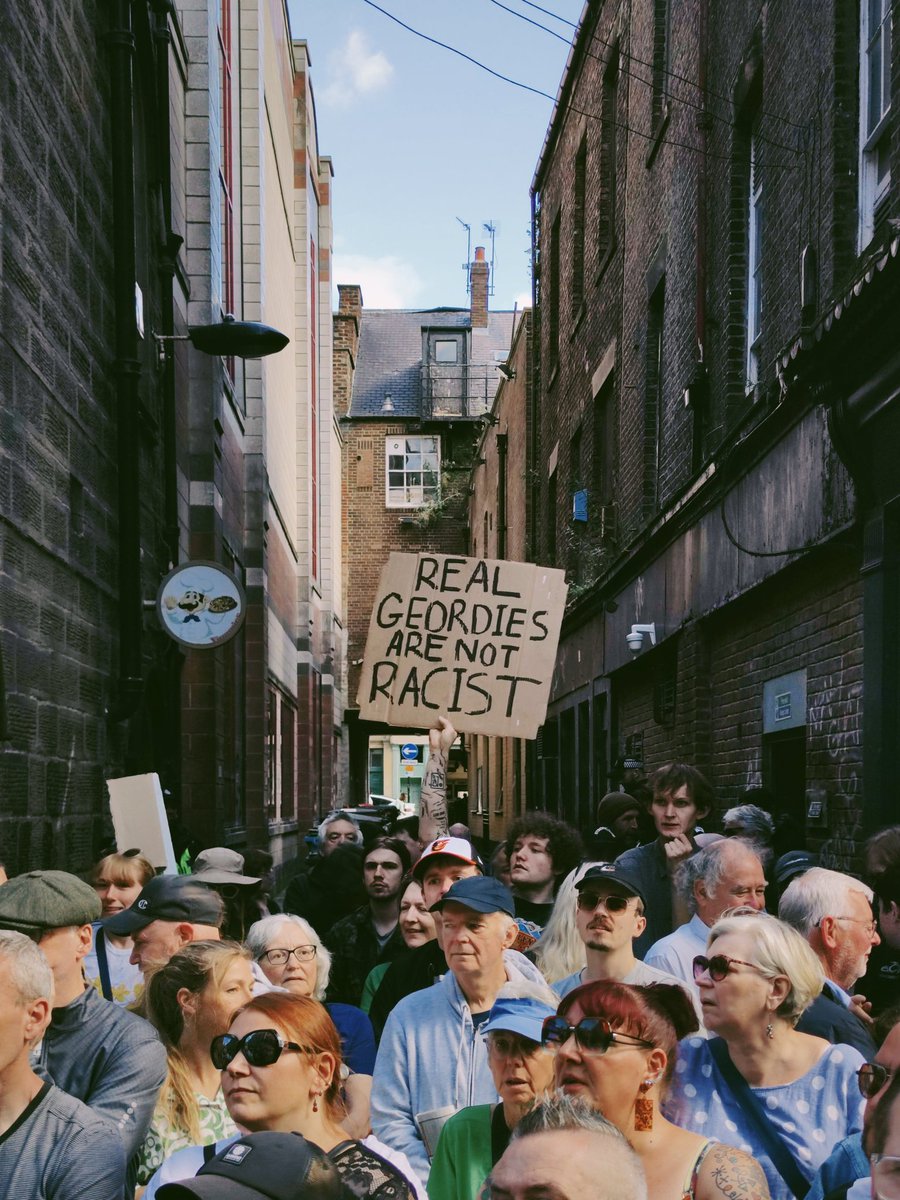 An incredible show of anti-racism power in Newcastle this morning as around a thousand demonstrators gathered on Newgate Street. My favourite shot is of overspill from the main march into one of the city's iconic historic backlanes, with this brilliant hand-painted sign ✊🏾🖤🤍