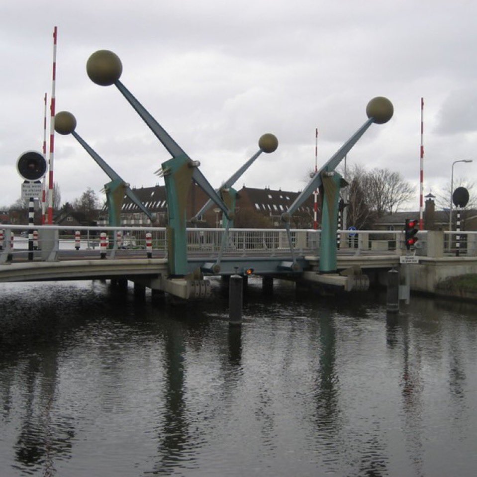 Weer een storing bij een brug <a href="/Midden_Delfland/">Gemeente Midden-Delfland</a> nu Overgaagbrug. Vaarrecreanten vanuit Schipluiden kunnen geen rondje Delft varen. Volgens info gaat monteur maandag knutselen. Mis wel #communicatie