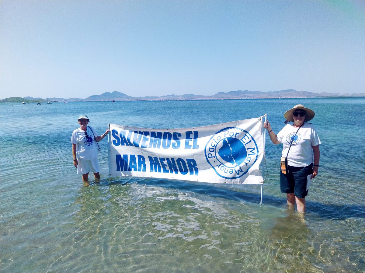 SER_Murcia's tweet image. 🎞️Abrazo multitudinario al Mar Menor para exigir su  recuperación y protección

Por cuarto año consecutivo  una gran cadena humana  ha dado un abrazo simbólico a los los 73 kilómetros de la laguna salada 

📸@PAcToMarMENOR
