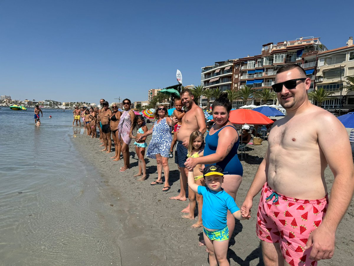 SER_Murcia's tweet image. 🎞️Abrazo multitudinario al Mar Menor para exigir su  recuperación y protección

Por cuarto año consecutivo  una gran cadena humana  ha dado un abrazo simbólico a los los 73 kilómetros de la laguna salada 

📸@PAcToMarMENOR
