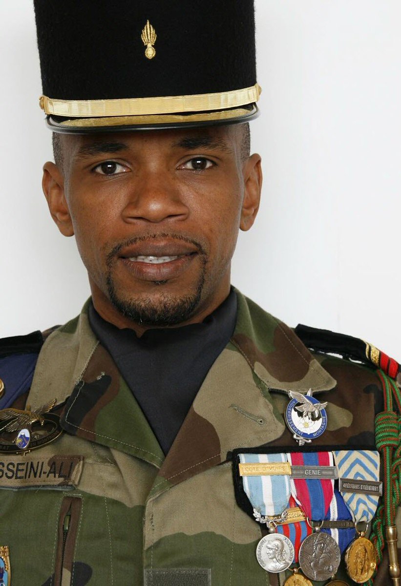 Fs_francaises_'s tweet image. Devoir de mémoire🎗️

Sergent Facrou Housseini Ali du 19e RG.

Le 11 août 2011, le sergent Facrou Housseini Ali a été tué en Afghanistan par un engin explosif improvisé au passage de son VAB.

Père de deux jeunes enfants, âgés de 1 et 7 ans.

Ne jamais oublier. 🖤