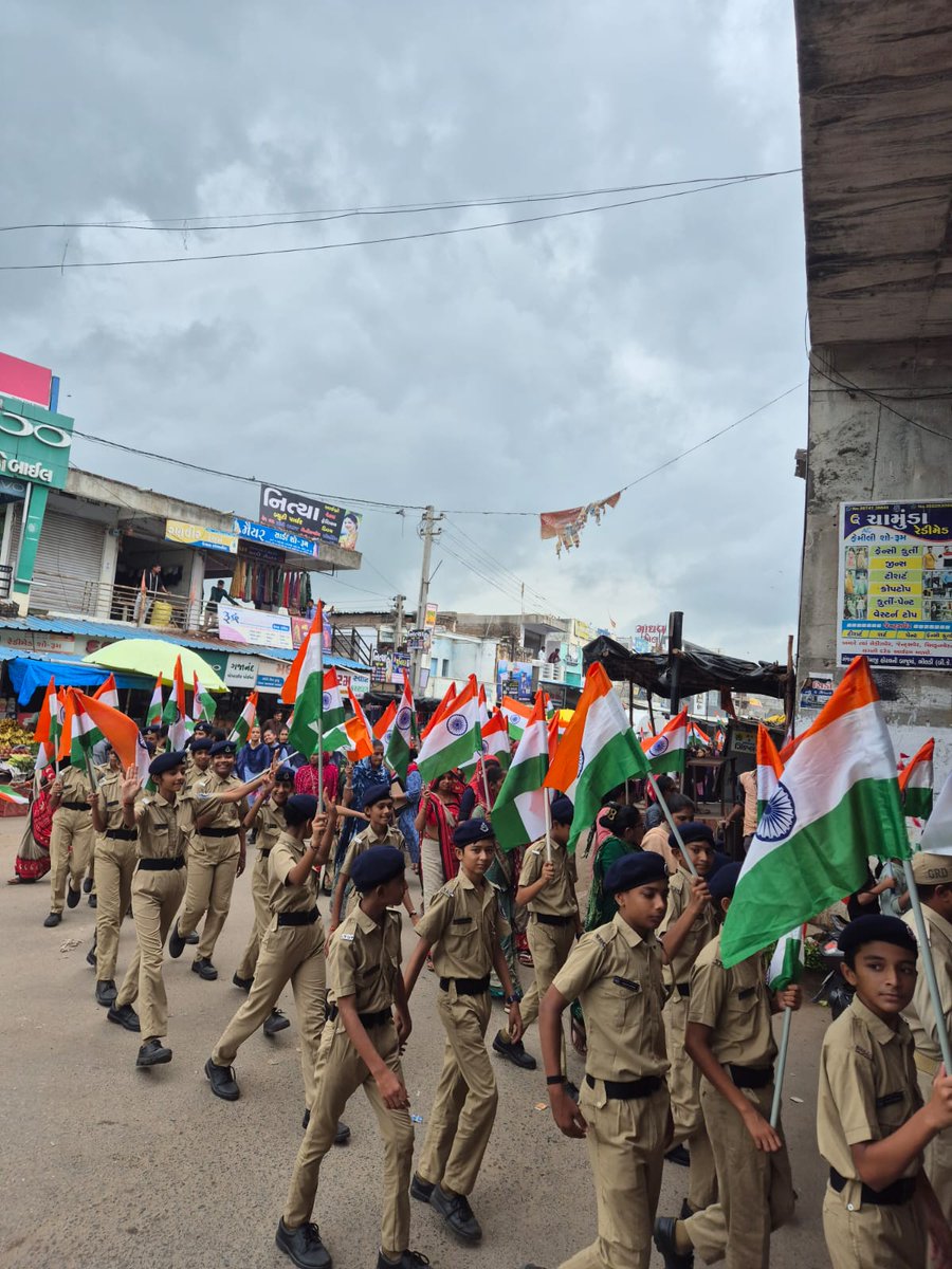 SP Banaskantha (@sp_banaskantha) on Twitter photo બનાસકાંઠા પોલીસ દ્વારા "હર ઘર તિરંગા" અભિયાન અંતર્ગત તિરંગા યાત્રાનું આયોજન કરવામા આવ્યું. #HarGharTiranga #banaskanthapolice <a href="/sanghaviharsh/">Harsh Sanghavi</a> <a href="/Bhupendrapbjp/">Bhupendra Patel</a> <a href="/dgpgujarat/">DGP Gujarat</a> <a href="/GujaratPolice/">Gujarat Police</a> બનાસકાંઠા પોલીસ દ્વારા "હર ઘર તિરંગા" અભિયાન અંતર્ગત તિરંગા યાત્રાનું આયોજન કરવામા આવ્યું. #HarGharTiranga #banaskanthapolice <a href="/sanghaviharsh/">Harsh Sanghavi</a> <a href="/Bhupendrapbjp/">Bhupendra Patel</a> <a href="/dgpgujarat/">DGP Gujarat</a> <a href="/GujaratPolice/">Gujarat Police</a>