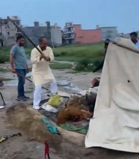 बांग्लादेशी रोहिंग्या घुसपैठियों के सीने में लट्ठ गाड़ दिए, 
हिन्दुओ पर हमले का जश्न मना रहे थे बांग्लादेशी घुसपैठिये।

इस धर्मयुद्ध में हम तन मन धन से पिंकी भैया के साथ हैं ✊

 भारत के हिन्दुओं क्या आप भी साथ हैं ?

साथ हो तो "REPOST" करों हिन्दुओं ✊ 

#IstandWithPinkyBhaiya