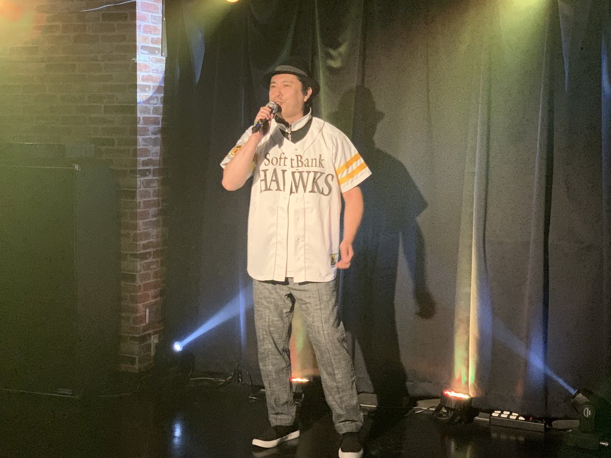 PARON760608's tweet photo. FuzzyWave 80-90's Vol.76
『ぷちたかまつり！』
出演者⑤

たかさん(@takanagawa0207 )
お目当てで、本日もう1人の主役！
大の横浜ベイスターズファンにも関わらず、なんとSBホークスのユニフォームを着て登場😇(しかも特注)
思考を凝らしたたかさんらしいステージを楽しみました👍

#FW
#fuzzy_wave https://t.co/7pC5a6BcMh
