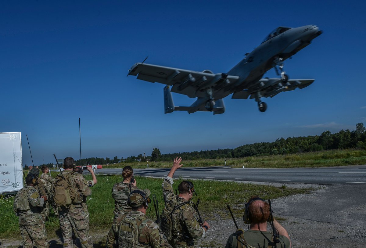 CombatControlFn's tweet image. #OTD 2017 | Eight 321st #SpecialTactics #CombatControllers surveyed the two-lane highway, deconflicted airspace, exercised command and control on the ground and in the air to land A-10s from Maryland Air National Guard's 104th Fighter Squadron on the highway in Jägala, #Estonia.
