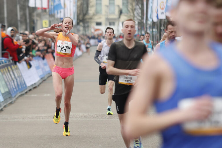 Burgemeester Sahin wenst Anne Luijten een succesvolle olympische marathon inrijswijk.com/2024/08/10/bur…