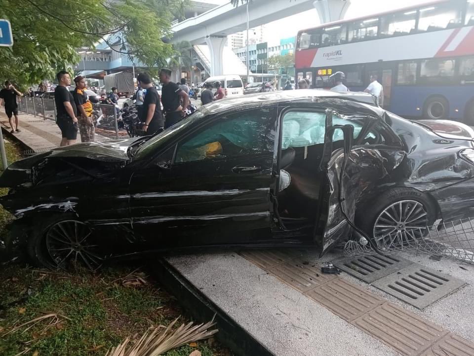 Tolong lah <a href="/anwaribrahim/">Anwar Ibrahim</a> and <a href="/teamnurulizzah/">Team Nurul Izzah Anwar 🇲🇾🌺</a> and <a href="/keluarsekejap/">Keluar Sekejap</a> 

Kami rakyat ni minta tolong betul betul. Pemandu mabuk ni kita tak boleh ke kaji betul betul? Statistic figures dia rendah sebab polis kita tak dilengkapkan dengan peralatan yg cukup untuk buktikan mereka mabuk.