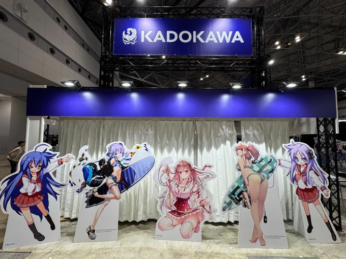わ〜い!担当編集さんからC104企業ブースの写真が送られてきました!KADOKAWAのブースで栞ちゃんのパネルが展示されてる!一緒に写真撮りたい...! 