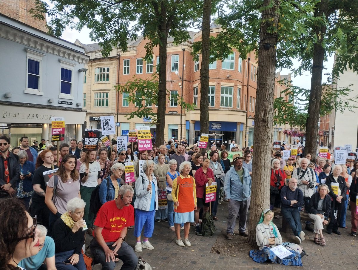 Hundreds out in Oxford today.  Our message to the far right is clear "There are many many more of us than you!" #RefugeesWelcome #NoRacismNoFascism <a href="/AntiRacismDay/">Stand Up To Racism</a>