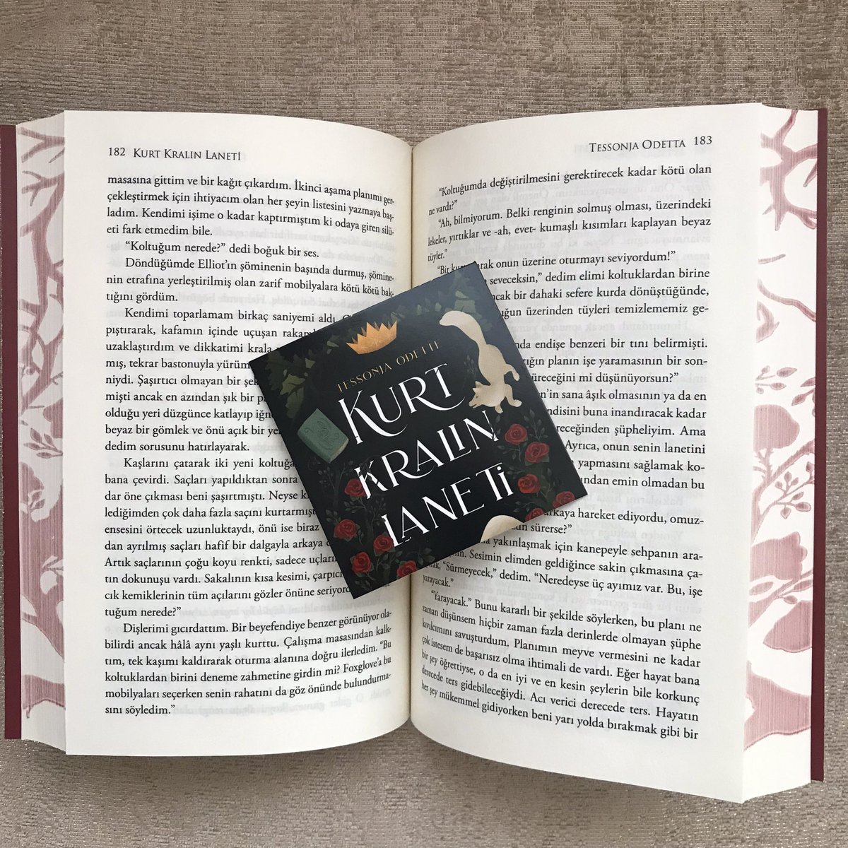 Günün kitabı Güzel ve Çirkin’in yeniden anlatımı olan Kurt Kralın Laneti😻🥀
Baskısı muhteşem değil miii?🥹

#kurtkralınlaneti | <a href="/artemismilenyum/">Artemis Milenyum</a>