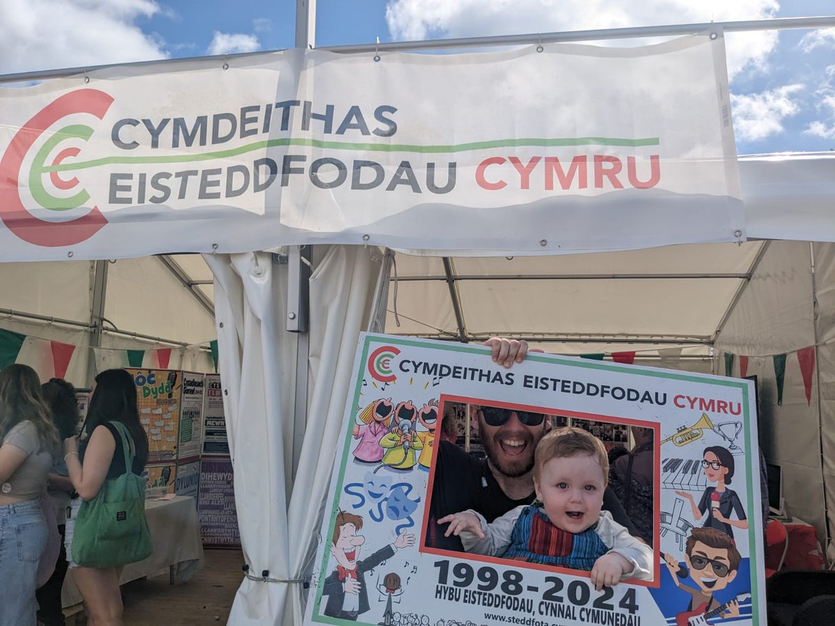 Eisteddfod Penbre a Phorth Tywyn (@eisteddfod_ppt) on Twitter photo Ein trefnydd <a href="/kerrithtucker/">Matthew Tucker</a> a'i fab, Tomi, yn joio'r ffram hunlun ar stondin <a href="/steddfota16/">CymdeithasSteddfodau</a> yn <a href="/eisteddfod/">eisteddfod</a> ddoe! Am ddiwrnod gwych!! Ein trefnydd <a href="/kerrithtucker/">Matthew Tucker</a> a'i fab, Tomi, yn joio'r ffram hunlun ar stondin <a href="/steddfota16/">CymdeithasSteddfodau</a> yn <a href="/eisteddfod/">eisteddfod</a> ddoe! Am ddiwrnod gwych!!