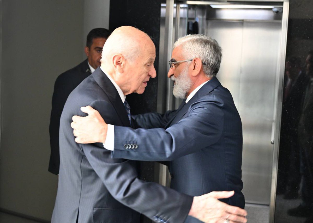 Azerbaycan Klasik Halk Cephesi Partisi Lideri Sn. Mirmahmud Miralioğlu FETTAYEV, Milliyetçi Hareket Partisi Lideri Sn. Devlet BAHÇELİ’Yİ makamında ziyaret ederek, İKİ DEVLET BİR MİLLET ANLAYIŞI içinde Türk dünyasının gündemi ve geleceğine yönelik hoş sohbet edip Türk Boylarını