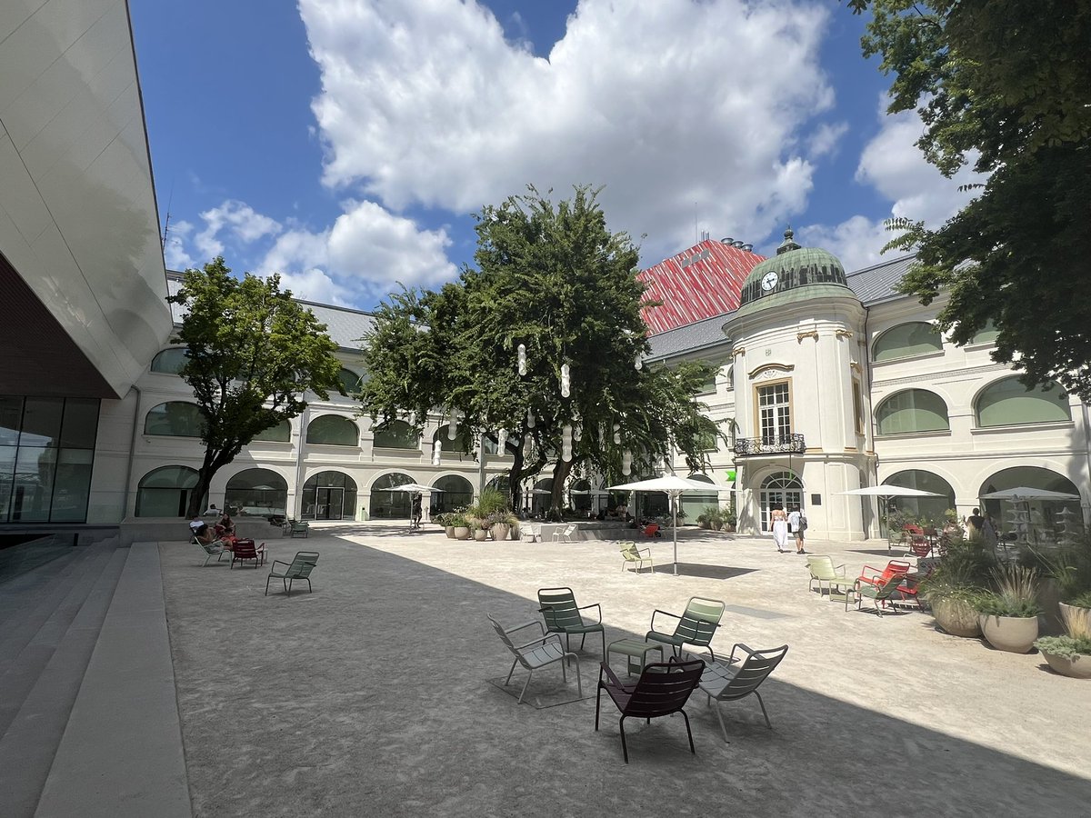 MarekGalinski's tweet image. Tak som sa dnes vybral do SNG, dlho som to odkladal a teraz prišiel čas, pozrieť si to kým tu nevisí iba umenie podľa predstáv SNS. Toto vlákno berte ako komentár človeka, čo umeniu nerozumie ale rád sa naňho pozerá. Vraj je galéria prázdna. 1/x