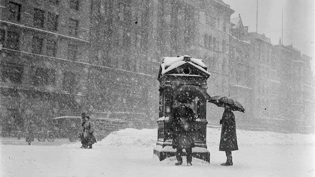 People checking the weather instruments located on Boston Common 1923. <a href="/BPLBoston/">Boston Public Library</a>