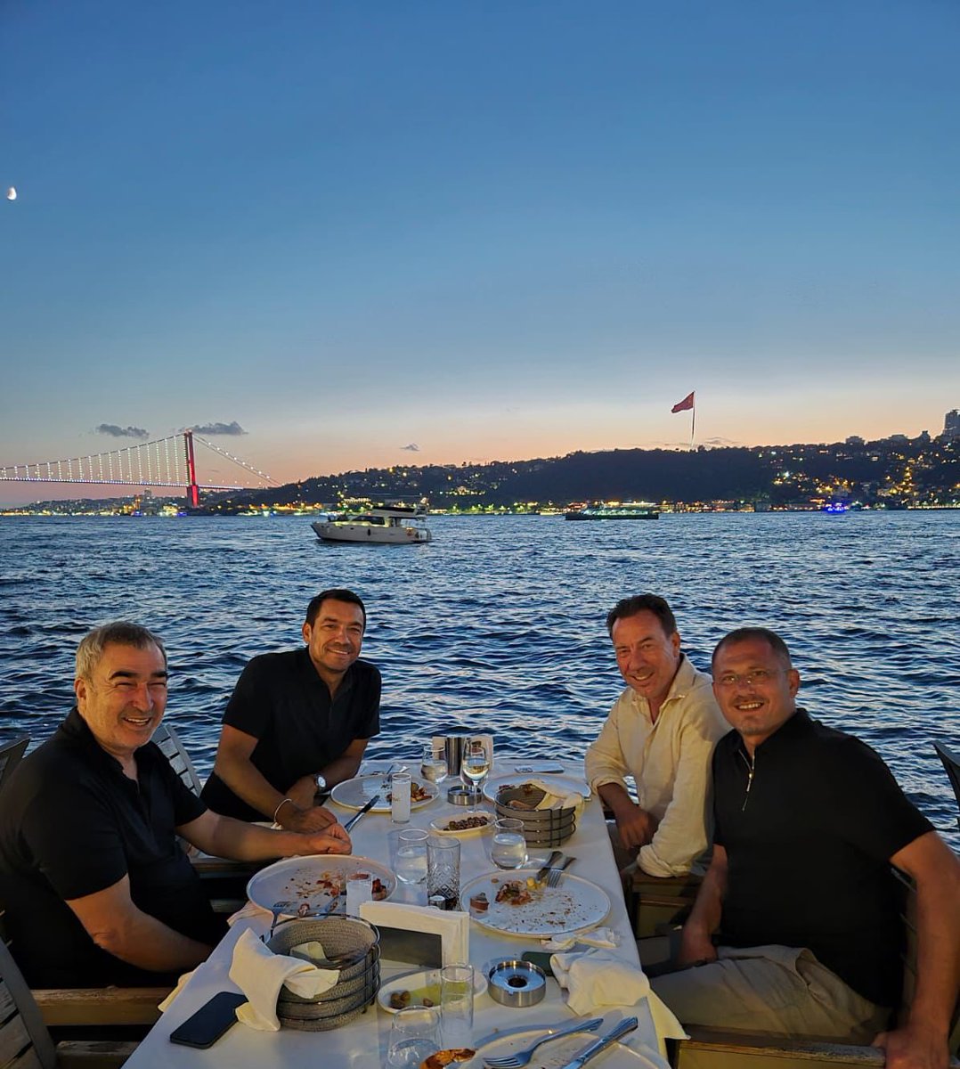 HaberKartali's tweet photo. Teknik ekip, akşam yemeğinde. (@yildizfurkanr) https://t.co/aXcrQUS9FJ