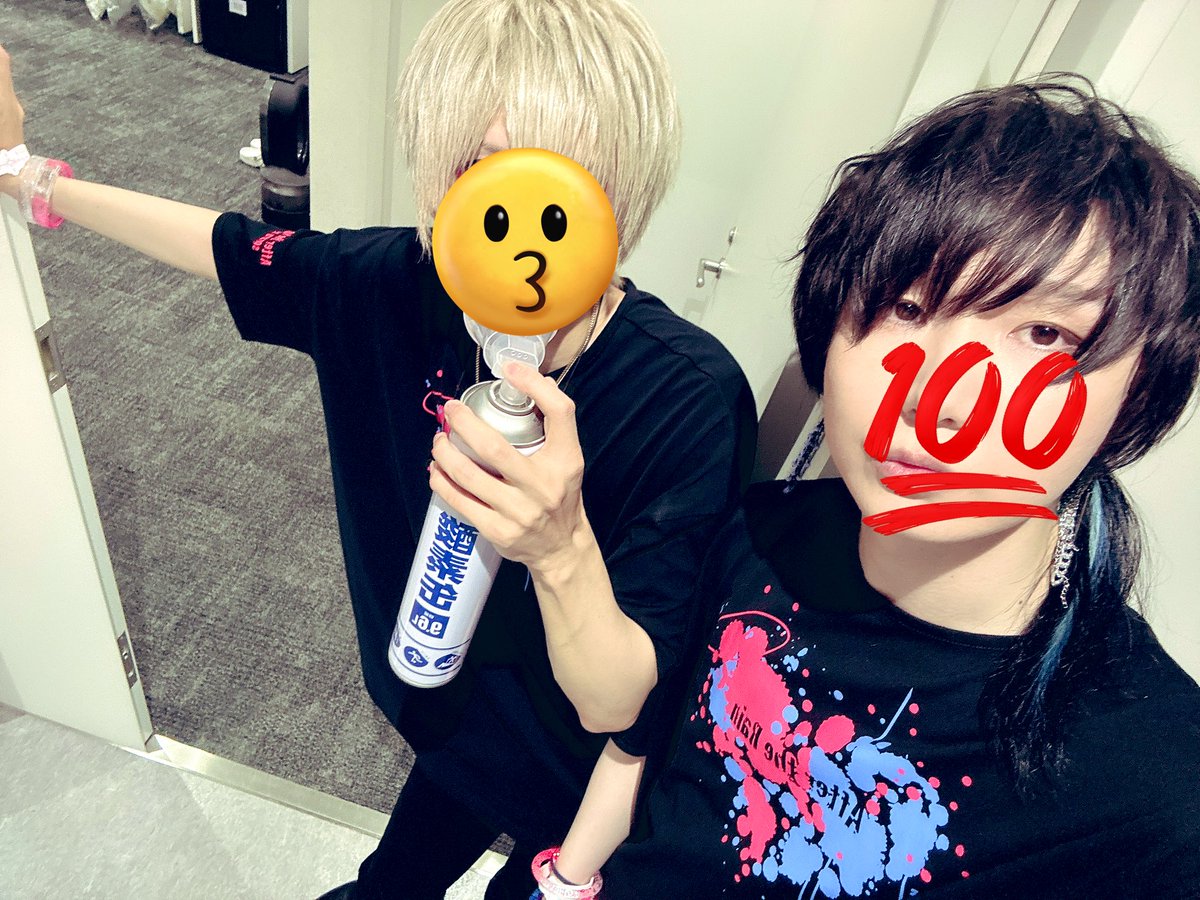 soraruru's tweet photo. AtRライブ　そらるvsまふまふ1日目終了しました🔥
早くて高くて熱かった！また明日も楽しみましょう〜よろしく！
メイン衣装はネタバレ回避で明日あげます😗 https://t.co/fHlzVlpmHA