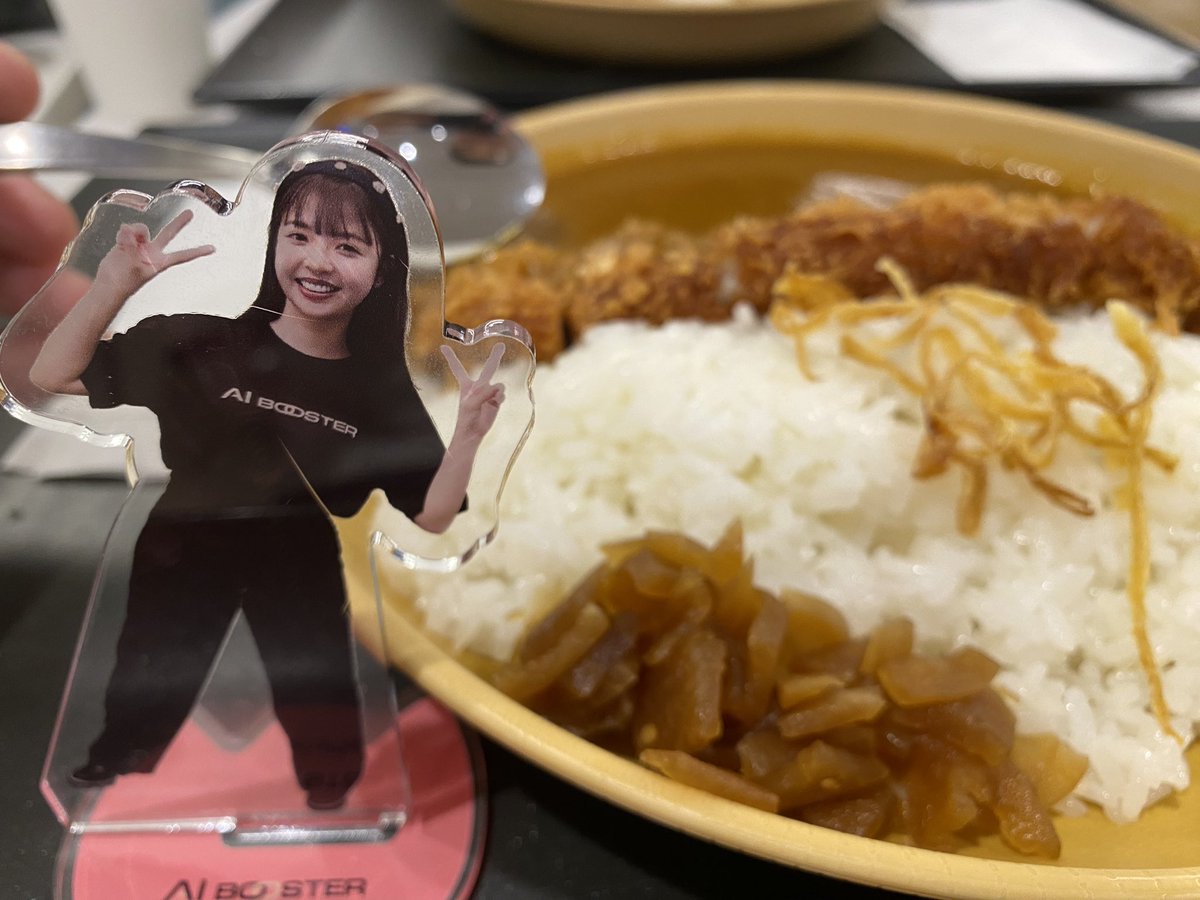 adieu_s0326's tweet photo. 今日の晩ご飯は強制カレー🍛w
左手は一口目だけ😂

#和田まあや https://t.co/oRcFWWPo0J