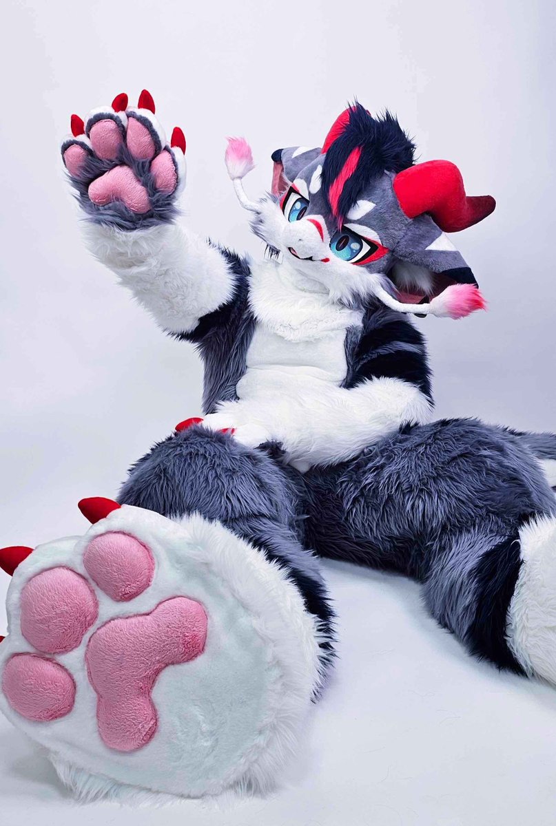 안녕하세요! 오늘 퍼슛 받고 활동하게 된 화영이에요! 잘 부탁드려요! ☺️♥️♥️