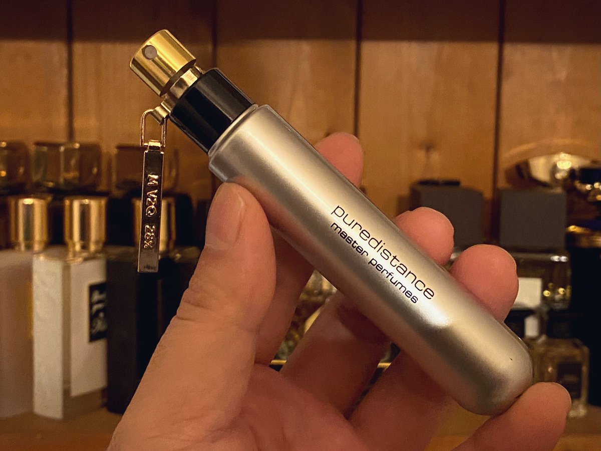 Lusso_Rosso's tweet image. 今日は時にフラワリーを感じさせる上品なレザーの香りpdのMV2Q。

ジュエリーはヴィクトリア時代の大振りなシルバーペンダントと合わせました。😊
繊細な彫りとマラカイトが良い感じ✨

#pd #puredistance