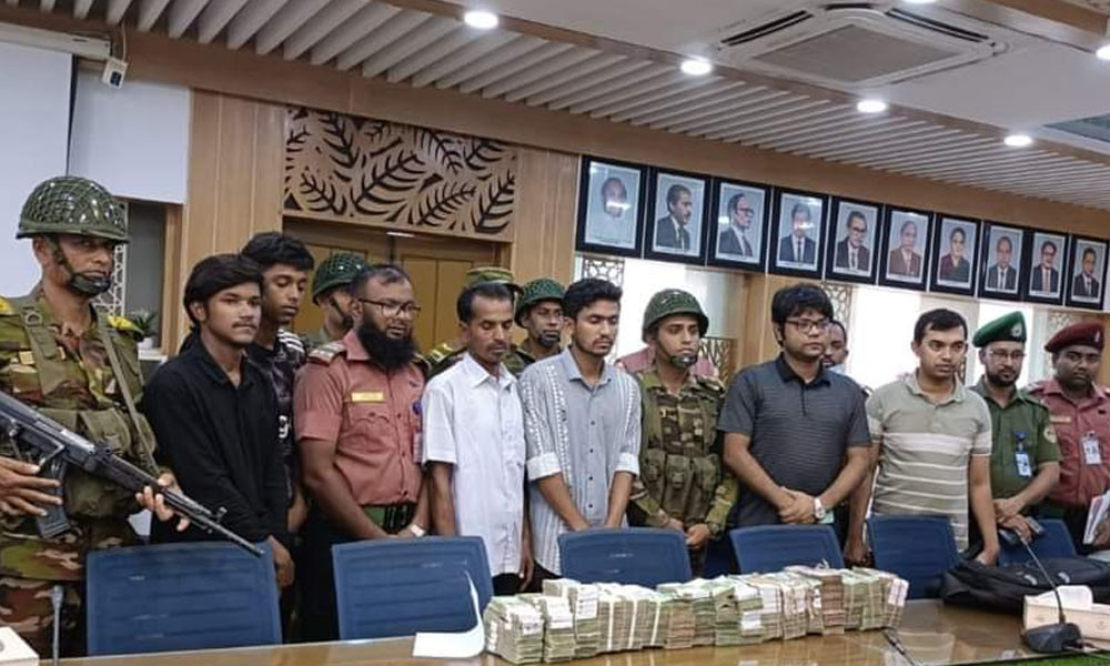 দুই ব্যাগে পাওয়া গেল প্রায় ৯০ লাখ টাকা, গাড়িসহ আটক ৩