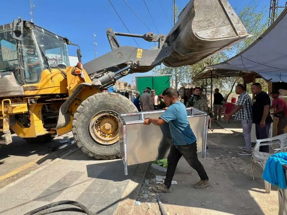 AdnanFihanAl's tweet photo. مديرية بلدية الحلة وبالتعاون مع مكتب متابعتنا تباشر بحملة لرفع التجاوزات والمخالفات من جسر سعد ( جسر الهنود) الى مصرف الرشيد بالقرب من السوق المركزي . https://t.co/6xQnhZbFoN