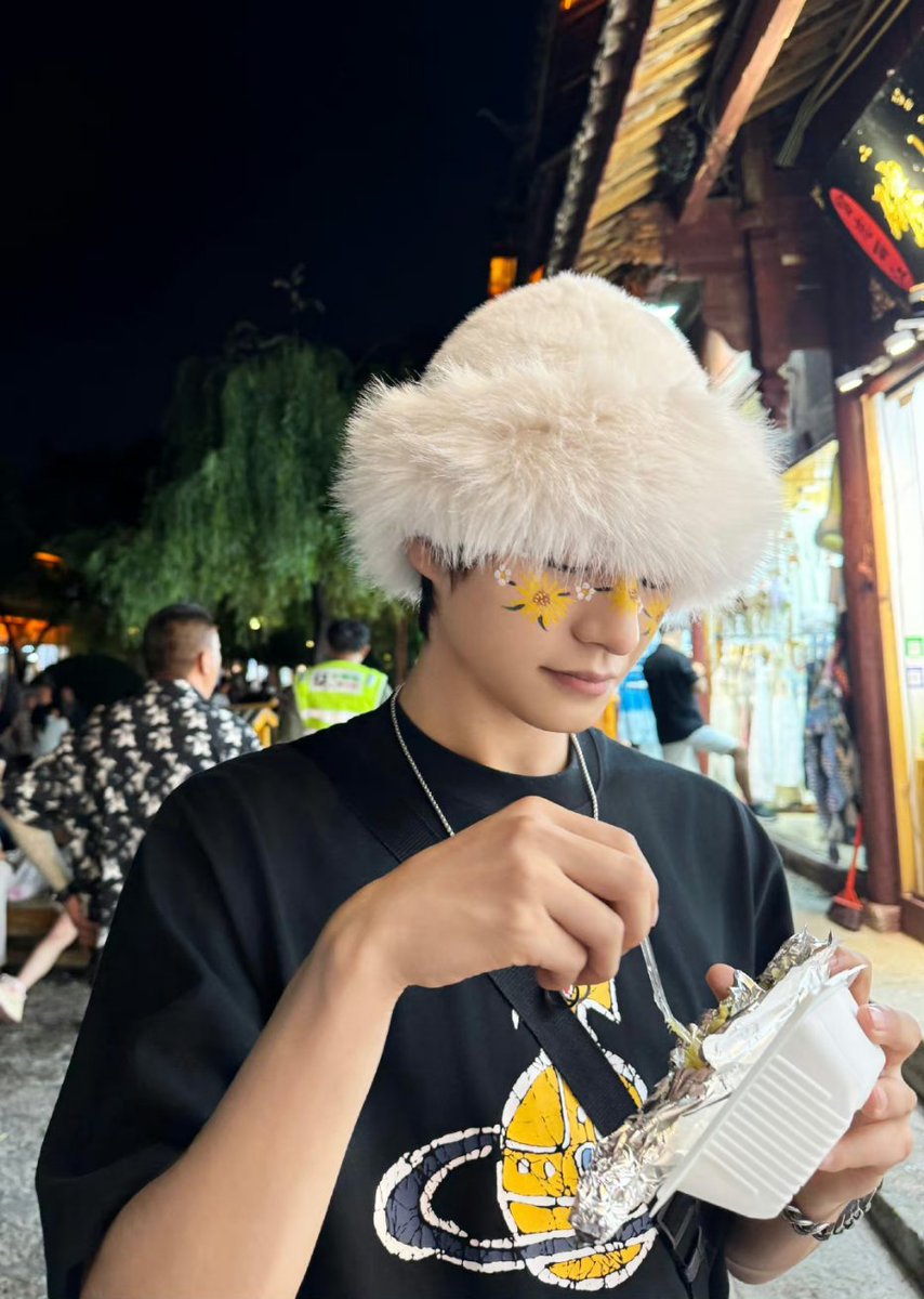 LEV_S50's tweet photo. 📸| 081024 @LEV_Official_ Weibo Update 

"Every day has its own happiness! ✌🏻Today is Happy Chinese Valentine's Day! 💛🤍Be happy! I also hope that we will meet more than once in August!"
#jujubetime
#ChineseValentinesDay
#레비 #LEV #レビ #왕즈하오 #WANGZIHAO #王子浩 https://t.co/2ZUIMmevDo