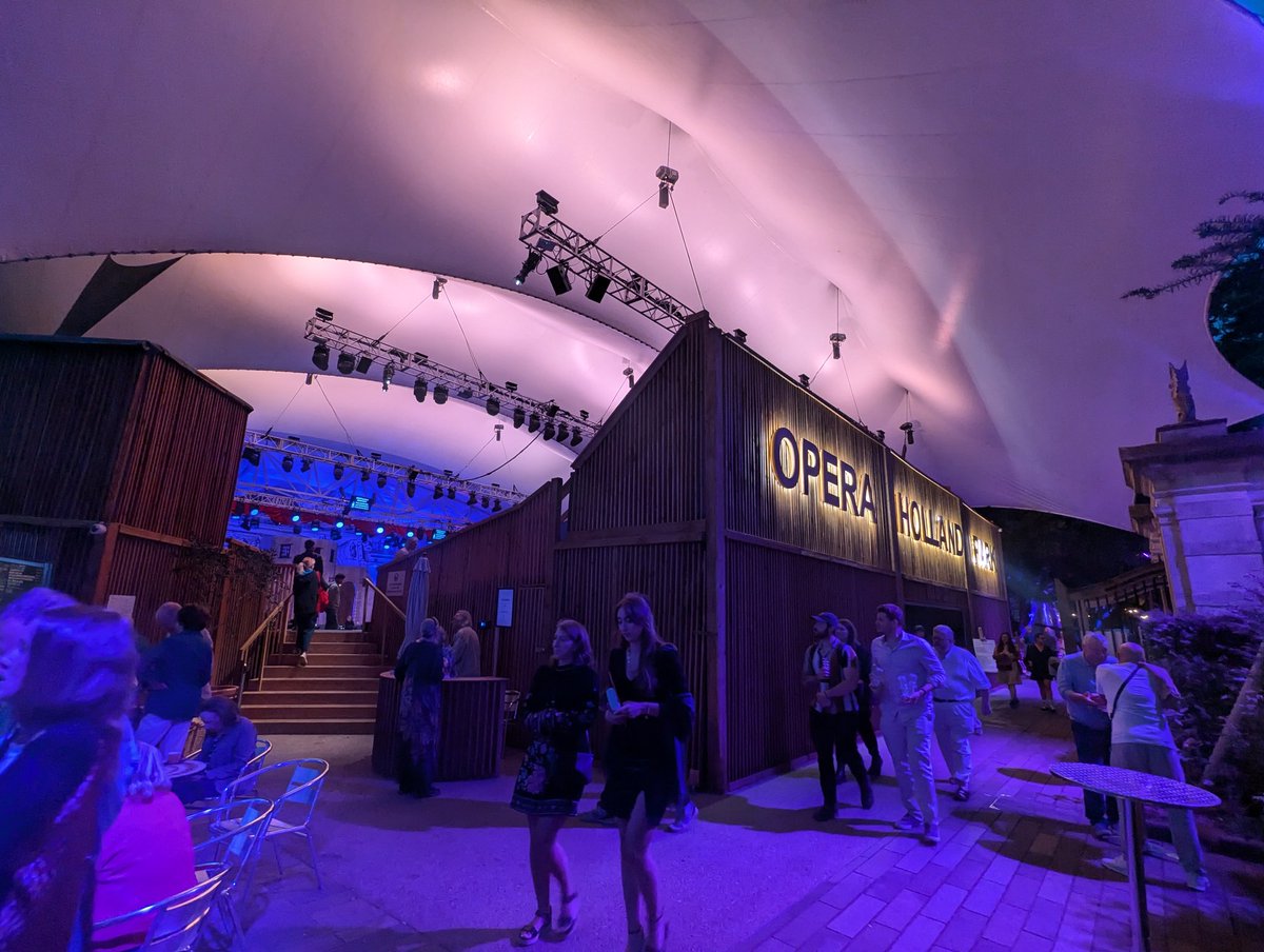 Siempre es agradable visitar la Opera Holland Park de Londres [<a href="/operahollandpk/">Opera Holland Park</a>]. En esta ocasión, una correcta producción de «Yeomen of the Guard» en colaboración con <a href="/charlescourt/">Charles Court Opera</a> con algunas buenas interpretaciones, como el Jack Point de Matthew Kellett.