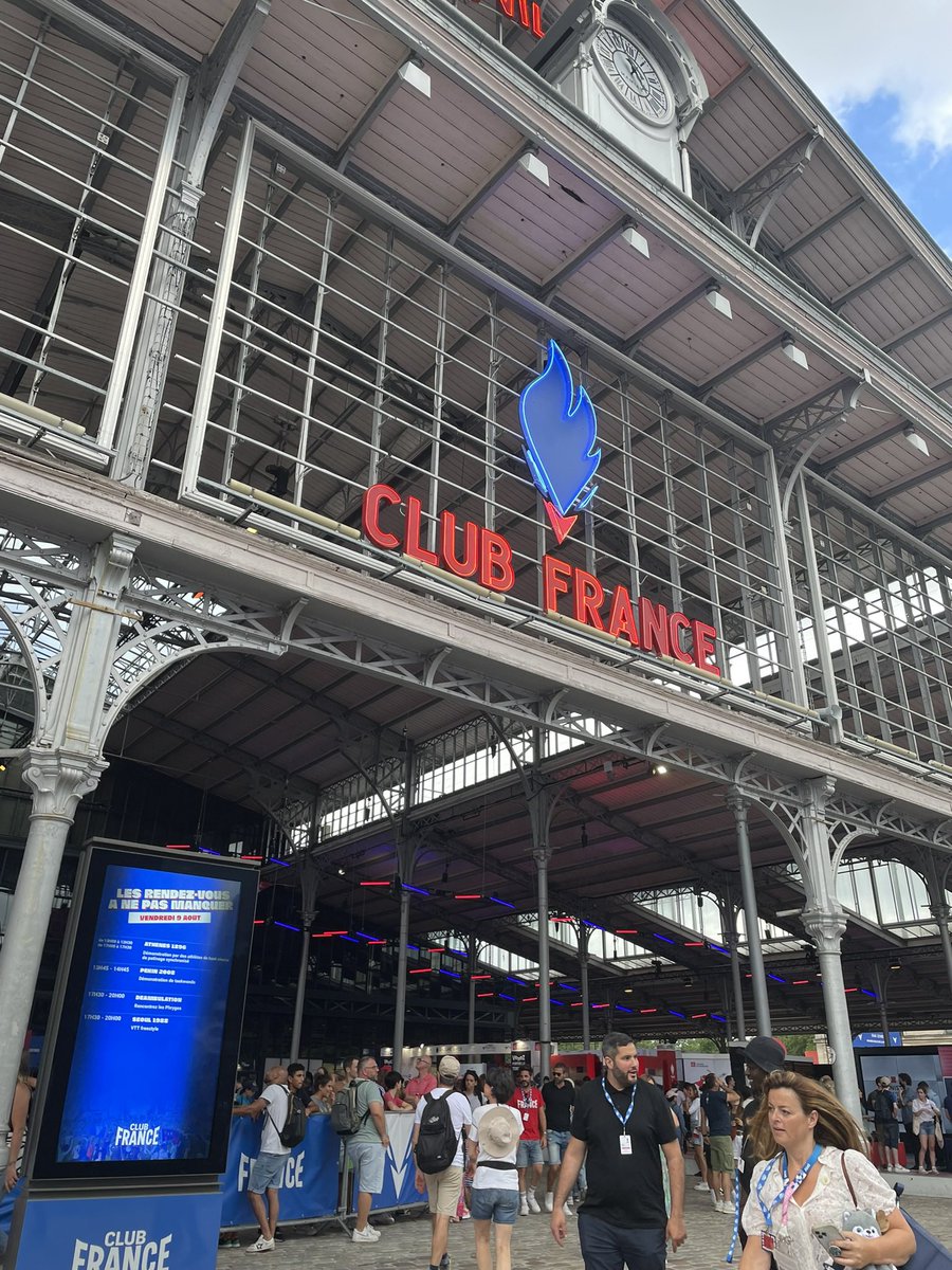 Un grand merci à <a href="/BlancaLiOficial/">Blanca Li</a> et <a href="/adriendevan/">Adrien de Van</a> pour leur accueil sur le Parc des Nations, véritable fourmilière à l’ambiance incroyable, dans toutes les maisons ! Émotion particulière au pavillon ukrainien. 
Cc <a href="/cbrossel/">Colombe Brossel</a> <a href="/PaulSimondon/">Paul Simondon</a> <a href="/Fredhoc/">Frédéric Hocquard</a> <a href="/HalimaJemni/">Halima Jemni</a>
<a href="/ANgatcha9/">A.N</a>