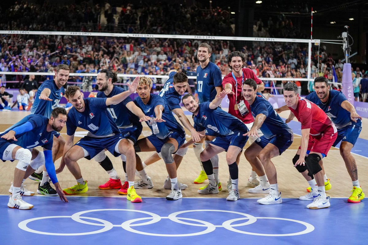 ActuFoot_'s tweet photo. 🚨 𝗤𝗨𝗜𝗡𝗭𝗜𝗘̀𝗠𝗘 𝗠𝗘́𝗗𝗔𝗜𝗟𝗟𝗘 𝗗’𝗢𝗥 𝗙𝗥𝗔𝗡𝗖̧𝗔𝗜𝗦𝗘 !!! 🇫🇷🥇

Le Volley-Ball régale une nouvelle fois lors de ces #JeuxOlympiques. 

Après la médaille d’or à Tokyo il y a 4 ans, les Bleus récidivent à Paris. 👏👏

QUELLE ÉQUIPE, DOUBLE CHAMPIONNE OLYMPIQUE 🤩🤩🤩 https://t.co/SAvYIrZCdd