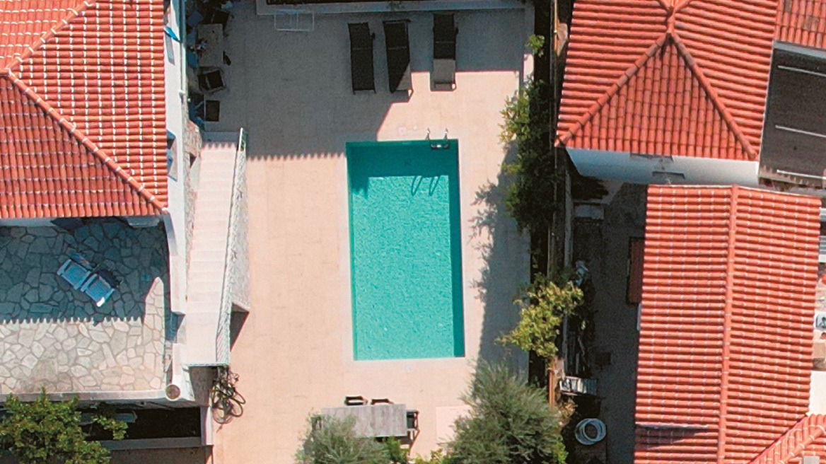 navarchoukos's tweet image. Μια ειλικρινής απορία. Πως βιοπορίζεται το ζεύγος Κασσσελακη; Δεν εργάζονται εδώ και έναν χρόνο, δαπάνησαν εκατομμύρια για σπίτι, ενοίκια και πισίνα, ενώ διάγουν πολυτελή βίο. Πώς το κάνουν;