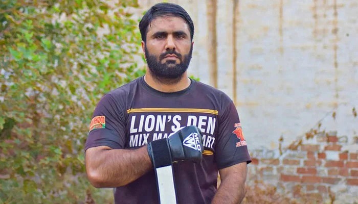 VoPublic's tweet photo. Pakistani MMA fighter Irfan Mehsood from South Waziristan breaks 2 more Guinness World Records.
He broken two more World Records by lifting a 40-pound weight for 3 minutes and 20 seconds with his toe. He is the first Pakistani to hold 100 Guinness World Records in less than eight years.

#قوم_کی_آواز
#PublicVoice
https://t.co/t3yK6DNyhM