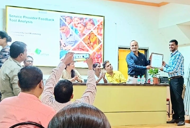 ALERT_INDIA_'s tweet photo. 8/8/2024 #DAPCU awarded #ALERTINDIA 's Nitesh Chauhan "Best M&E 2024"-Targeted interventions-community led monitoring evaluated by #Sattva endorsed by #MSACS & #DAPCU. Interventions involved data monitoring & follow-up of high-risk groups in collaboration with #ICTC #ART Centres https://t.co/B6MFjapSxX