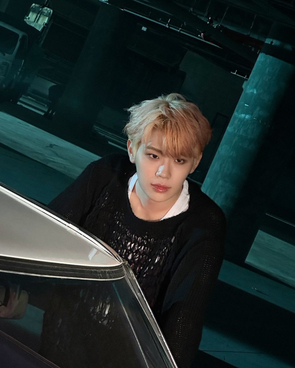 m2yours's tweet photo. 왼쪽이 A컷 컨포고 오른쪽이 개인적으로 찍은 사진이란게 믿기지가안흠 장난하나 https://t.co/D2KKOvIA9v