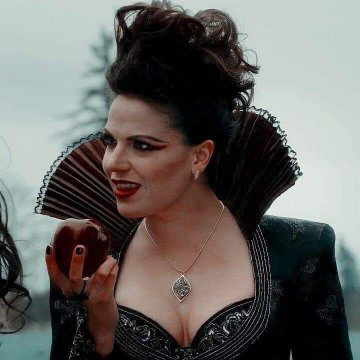freitasiswriter's tweet photo. Já é a terceira vez que numa produção de Branca de Neve tem uma Rainha Má MAIS BONITA do que a própria Branca de Neve. 🤪 Essas rainhas estão com distorção de imagem. Tão precisando de terapia, isso sim. 😏🤌 https://t.co/fpKAjlbejc