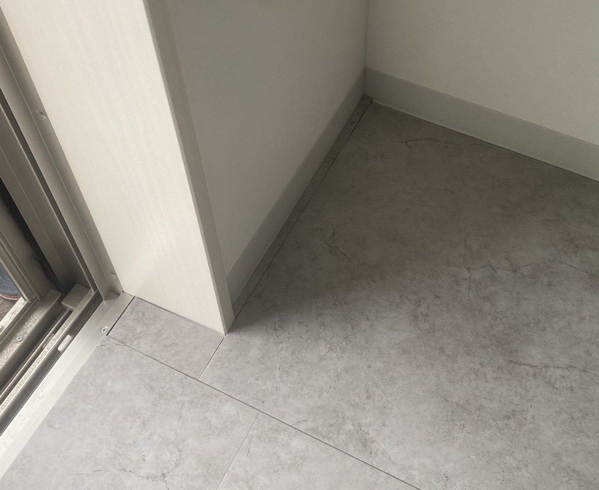 muttablog's tweet photo. 部屋の印象を変えたい人は、フロアタイルを買ってください。

置くだけで部屋の雰囲気がガラリと変わります。
ここだけの話、数十社のサンプルを取り寄せたけどリリカラのフロアタイルがダントツで良かったです。 https://t.co/96PdWWmxNE