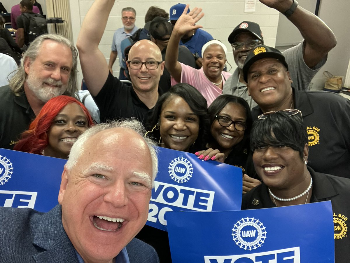 bluhue123's tweet image. Who else loves coach Walz?

Reply with a 💙