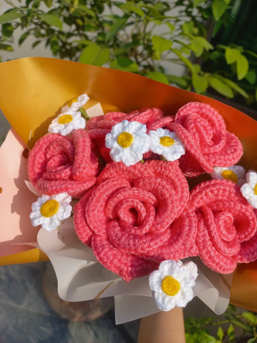 SlipStitch15's tweet photo. Pink rose bouquet with little daisies 💐 https://t.co/2fp8KKIMnR