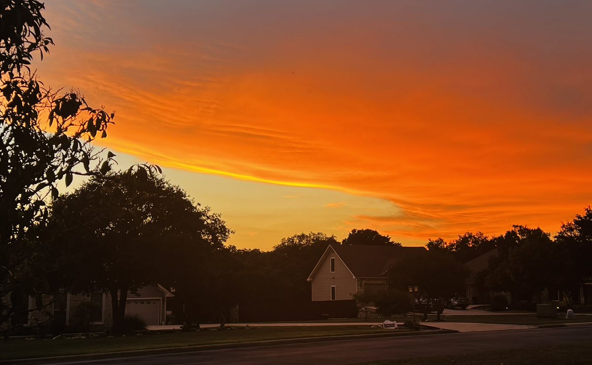 MsGarcia65's tweet photo. #WatchingtheSunset 🌅 #AugustSkies ☀️ #Bingo 🎱 #SkyhawkPride 💙💚 #SkyhawkSummer 🌞 #imsogladwehadthistimetogether ⏳ https://t.co/alSq7r0lvJ