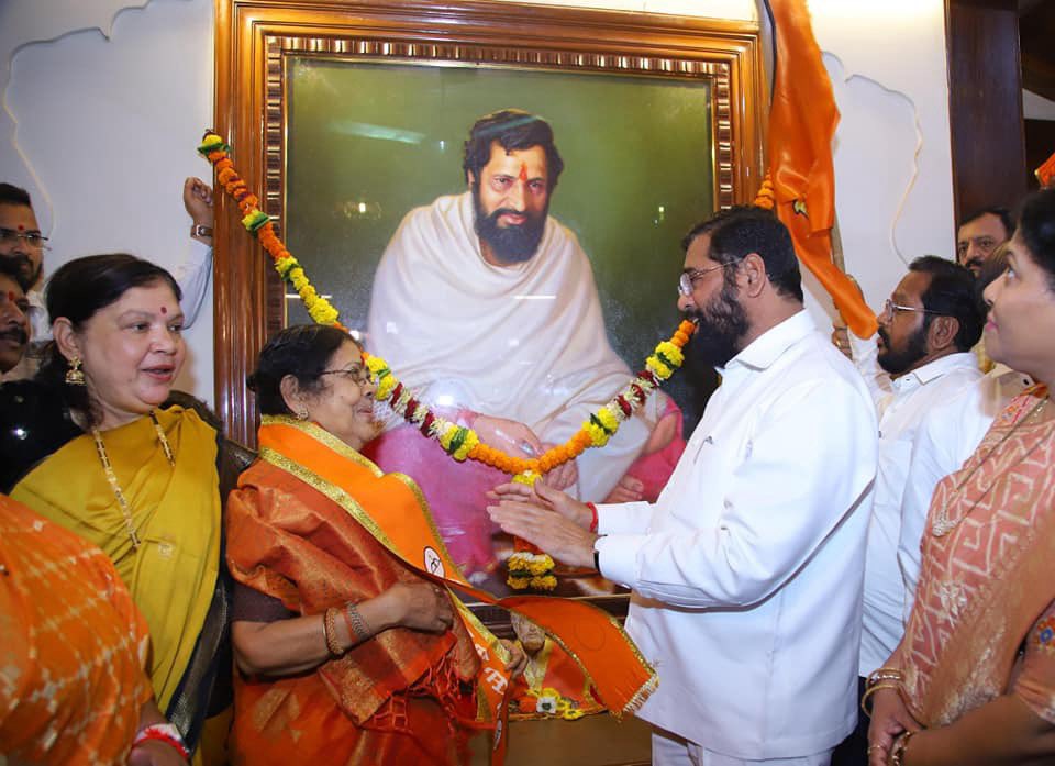 उबाठा गटाच्या उपनेत्या आणि वंदनीय गुरुवर्य धर्मवीर आनंद दिघे साहेब यांच्या मार्गदर्शनाखाली घडलेल्या कट्टर शिवसैनिक सौ.अनिता ताई बिर्जे यांनी आज आनंदआश्रमात येऊन #शिवसेना पक्षात जाहीर प्रवेश केला. यावेळी त्यांचे पक्षात स्वागत करून त्यांना भावी सामाजिक आणि राजकीय वाटचालीसाठी