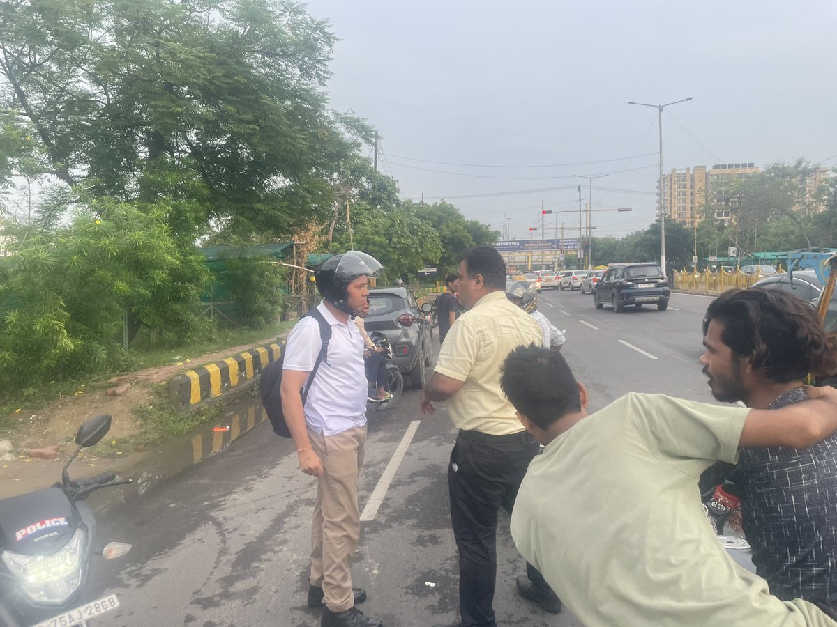 sunytyagi's tweet photo. Hi @Ghaziabad365 @dm_ghaziabad , @Uppolice @ghaziabadpolice 

A man claiming to be a police officer was texting while riding his bike. When I honked my car to ask for room to pass, he stopped his bike in the middle of the main highway , near Dabur Kausambi Ghazibad

1/2 https://t.co/SDEioM0usA