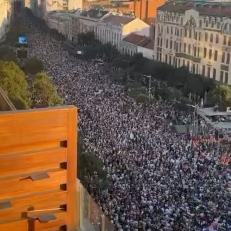 vujadino2's tweet image. Nema jednog autobusa!
O svom trošku,bez sendviča,bez ucene...kad si normalan,voliš Srbiju ,fenomenalan osećaj❤️❤️❤️ i oni neće to osetiti ,jer su obična kvota .