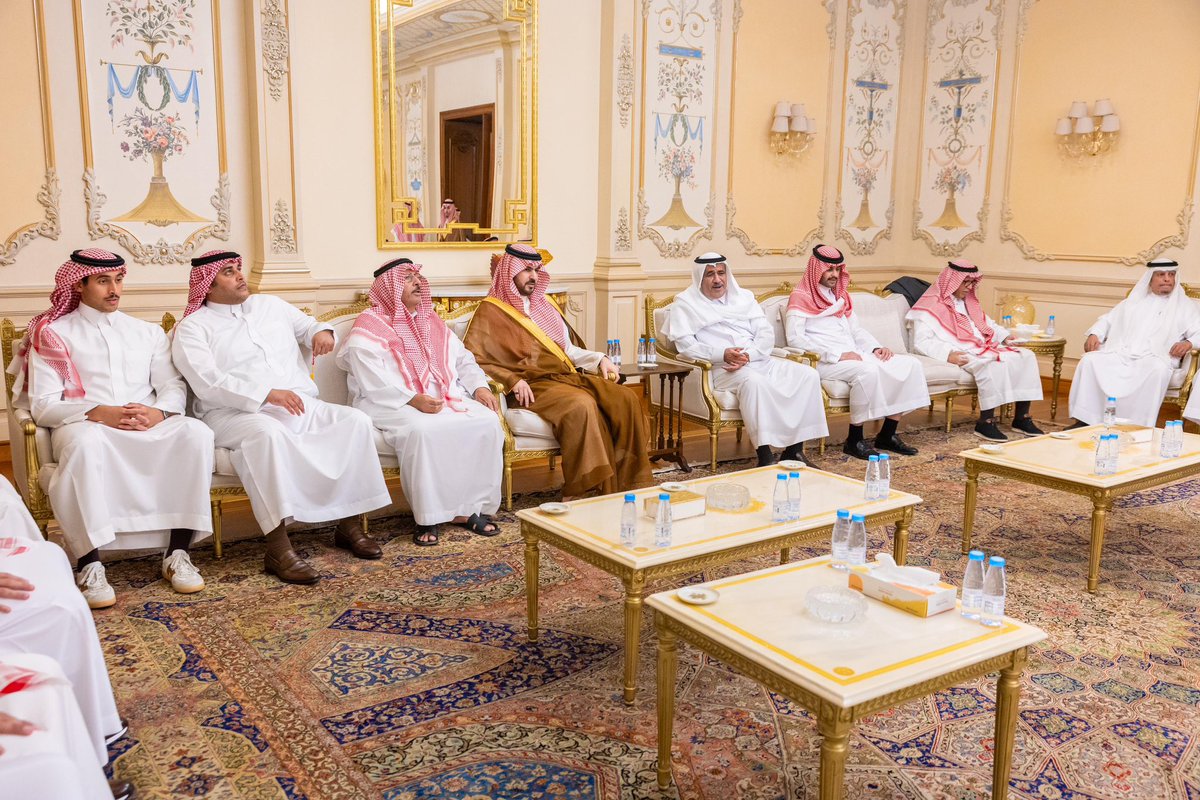 قدم صاحب السمو الملكي الأمير سعود بن بندر بن عبدالعزيز
#نائب_أمير_الشرقية
مساء اليوم واجب العزاء لأسرة التميمي، في وفاة هشام بن بن علي التميمي - رحمه الله - ، وذلك في منزل العائلة بمحافظة الخبر.

وسأل سموه الله تعالى أن يتغمد الفقيد بواسع رحمته وأن يلهم ذويه الصبر والسلوان .