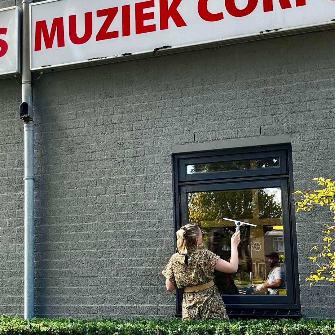 HMC_Helmond's tweet photo. Een frisse start! 🪣🫧🛠️🍃

Vandaag namen enthousiaste HMC’ers onze repetitiezaal van binnen én buiten onder handen. Met blinkende ramen, een gesnoeide voortuin, frisse gordijn en nog veel meer opgeloste karweitjes kunnen we op dinsdagavond 20 augustus weer van start 🎶 https://t.co/zFIIcXLlmM